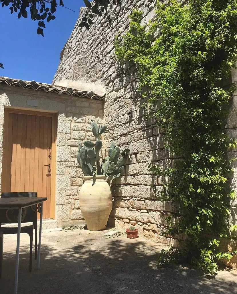 Richiami Di Sicilia Bed and Breakfast Μόντικα